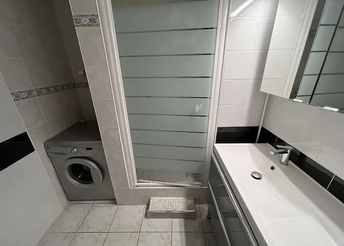 T3 Climatise, 2 Chambres, Balcon, Parking, Proche Plage, Lave-linge - Fr-1-702-22 *